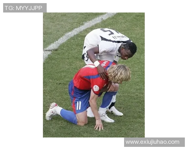 足球明星比赛中意外摸胸引发热议球迷纷纷讨论场上尴尬瞬间